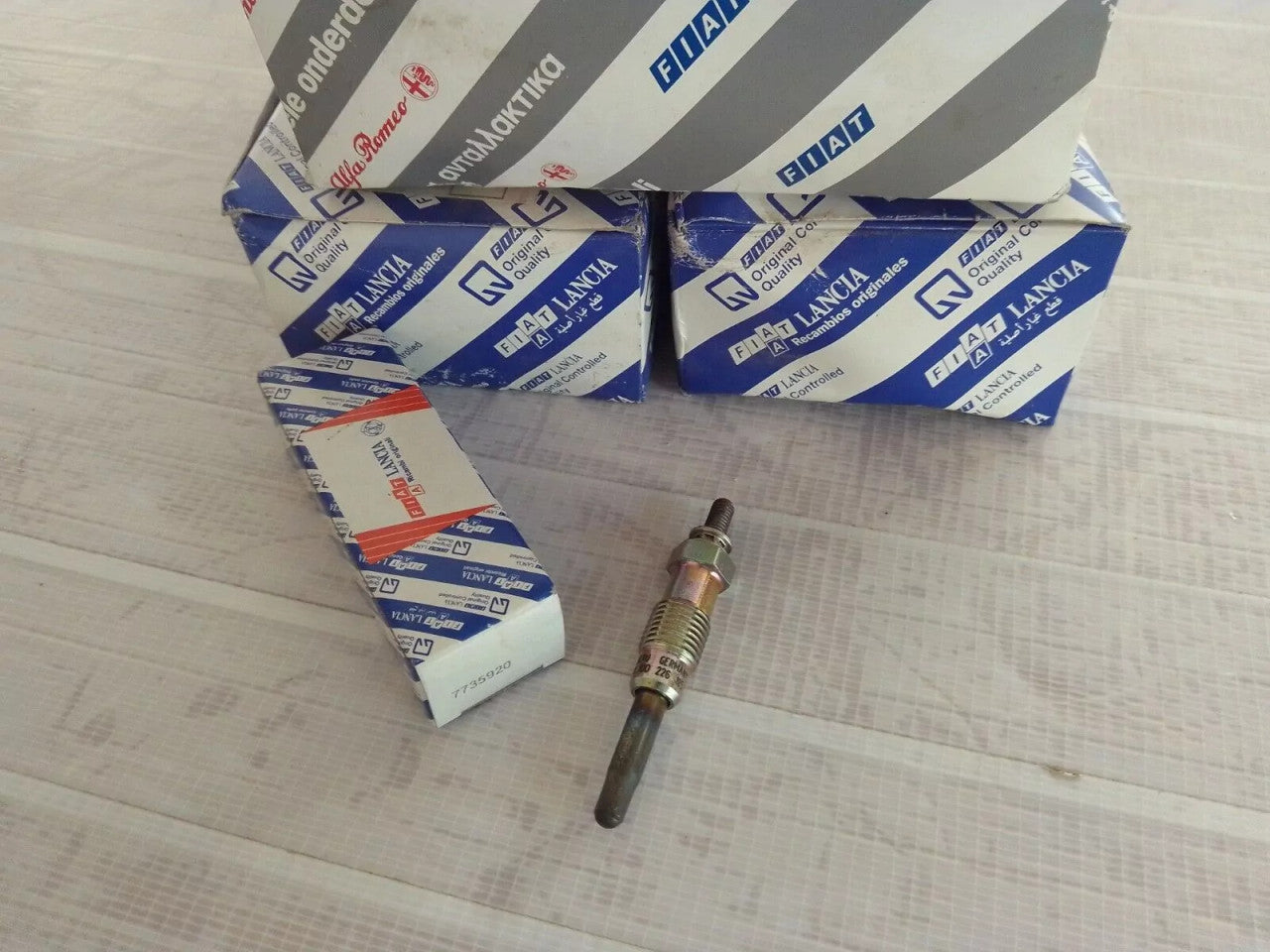 2x Glow Plug fits Fiat Strada Palio Siena 7735920 0100226185 Genuine View Rear