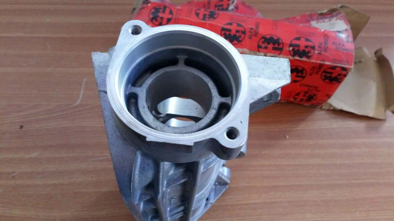 Camshaft Housing Right fits Alfa Romeo 33 Alfasud Sprint 8v 795086 Genuine View Close Up Front