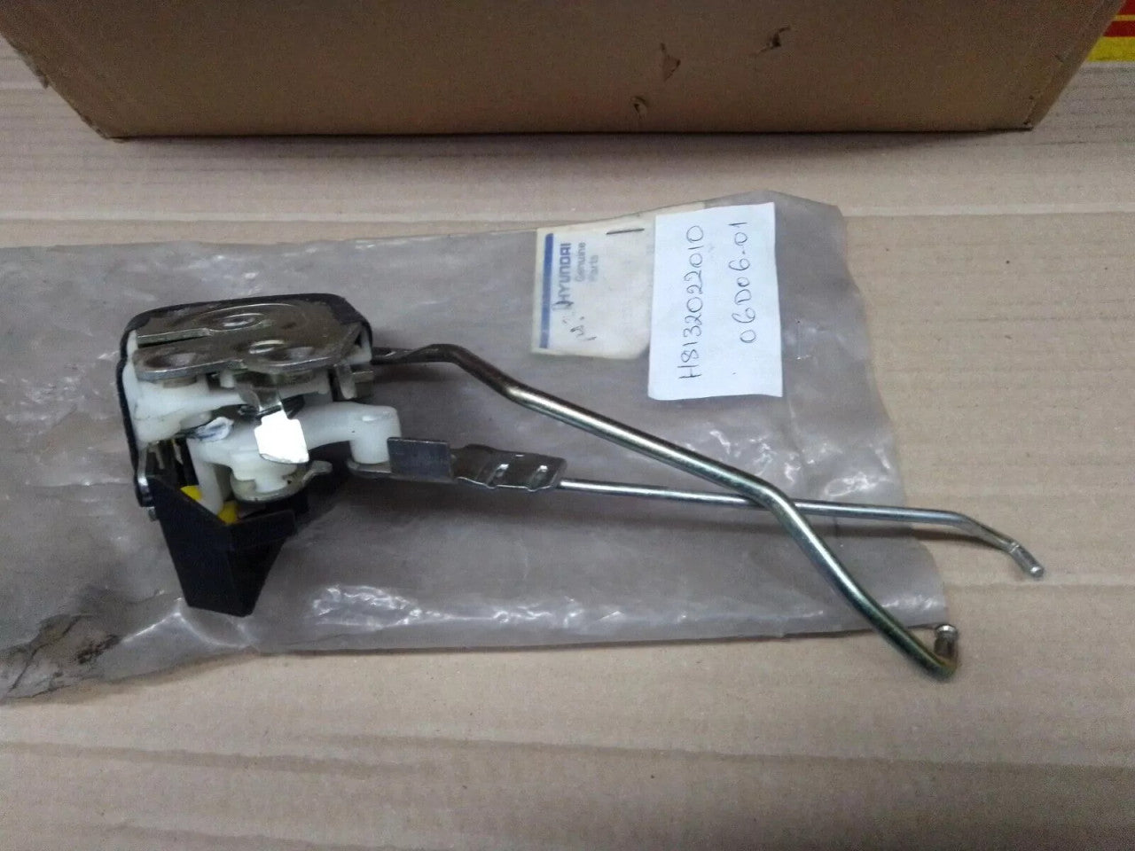Door Lock Front Right fits Hyundai Excel Accent Pony 81320-22010 Genuine 8132022010 View Front