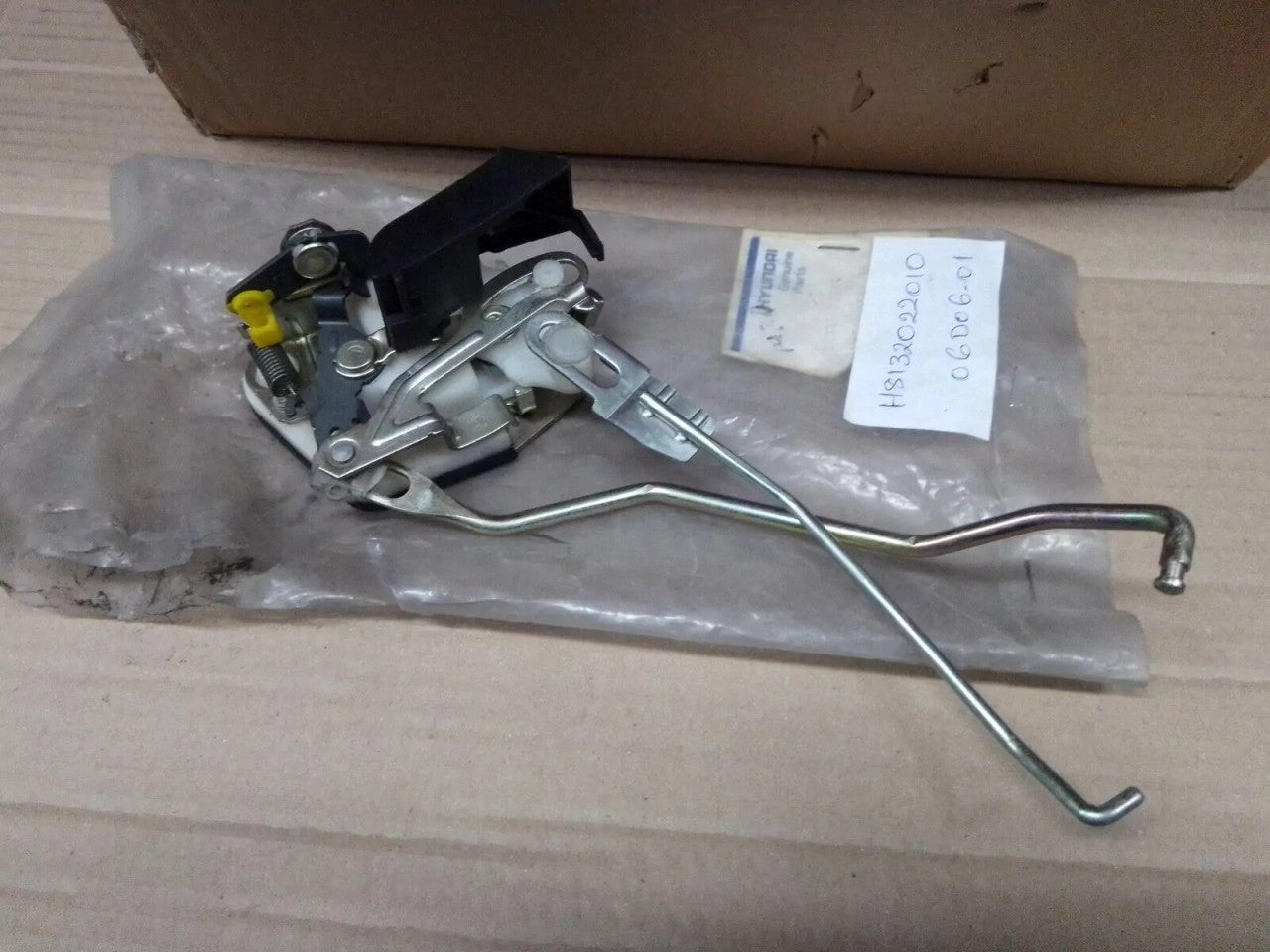 Door Lock Front Right fits Hyundai Excel Accent Pony 81320-22010 Genuine 8132022010 View Rear