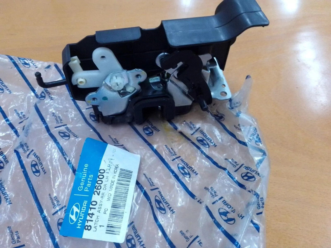 Door Lock Rear Left fits Hyundai Santa Fe 81410-26000 Genuine 8141026000 View Rear