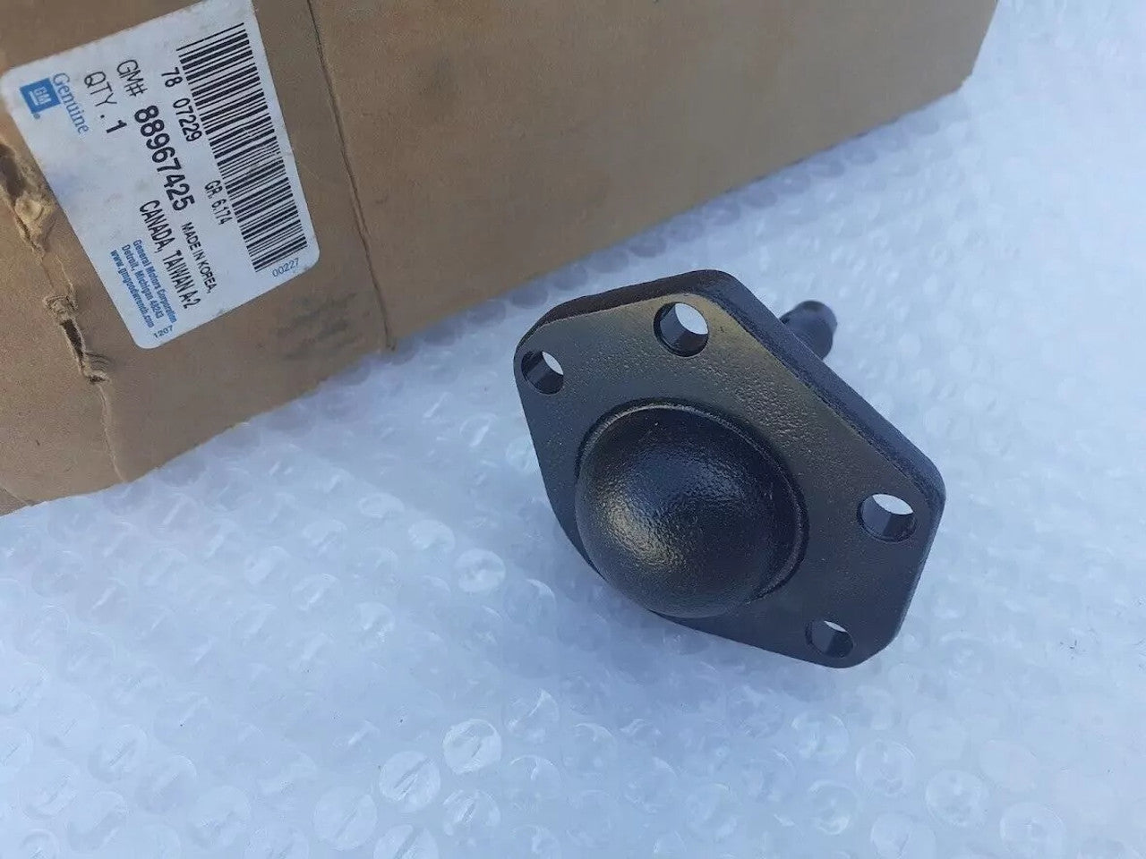 Ball Joint Front Lower fits Chevrolet Blazer GMC Jimmy 88967425 Genuine View Right