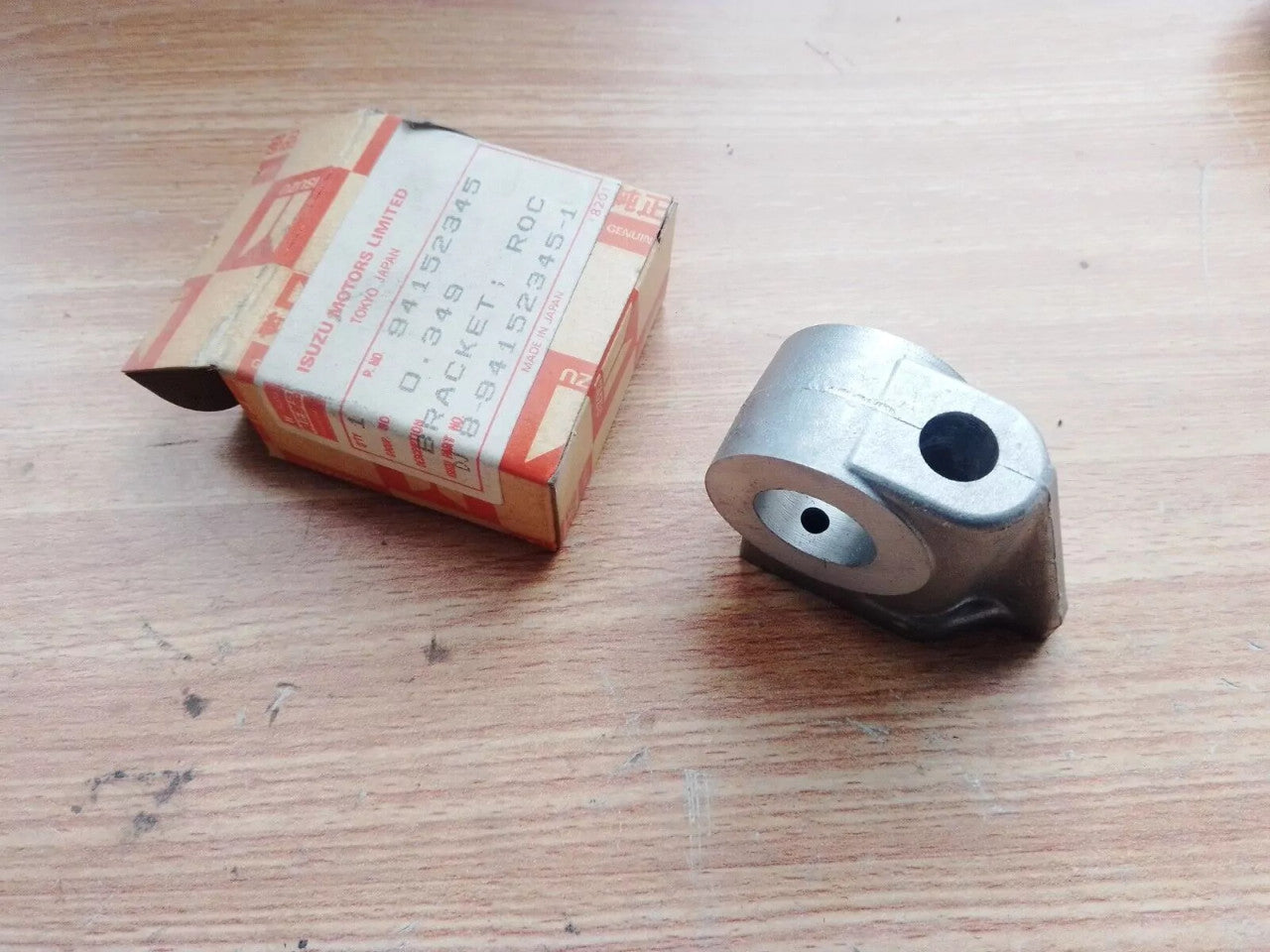 Rocker Arm Shaft Bracket fits Isuzu 4JA1 4JH1 8941523451 Genuine View Front