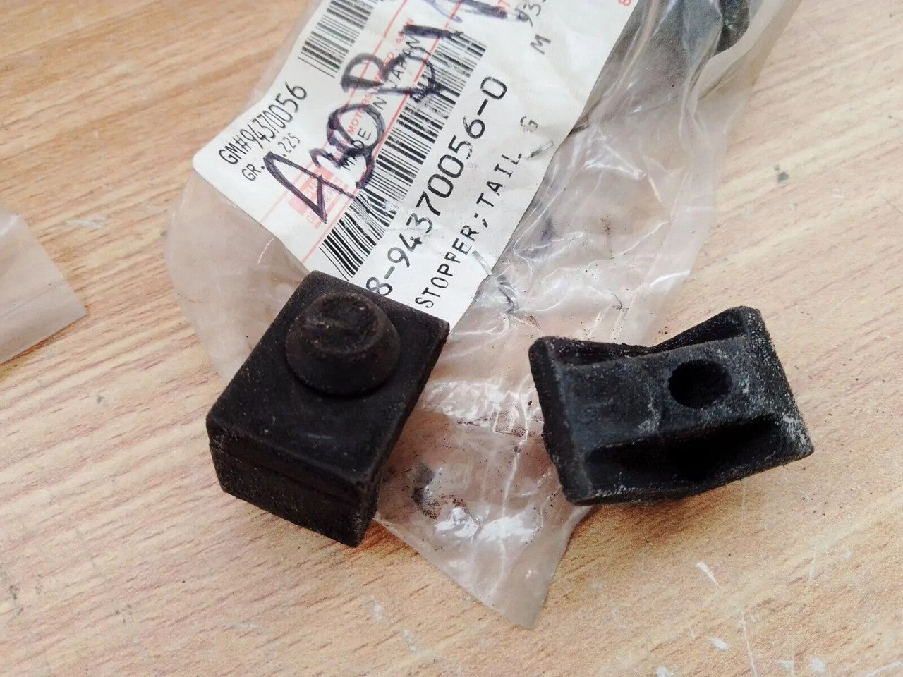 2x Tailgate Lower Buffer fits Isuzu Pickup TF Chevrolet LUV 8943700560 Genuine View Front