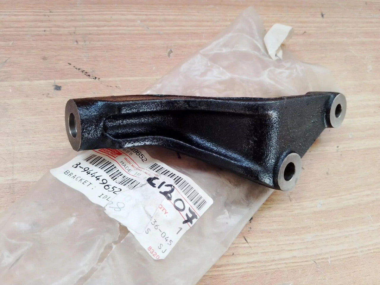 Power Steering Pump Bracket fits Isuzu Pickup TF D-Max Dmax Rodeo 8944496520 View Front
