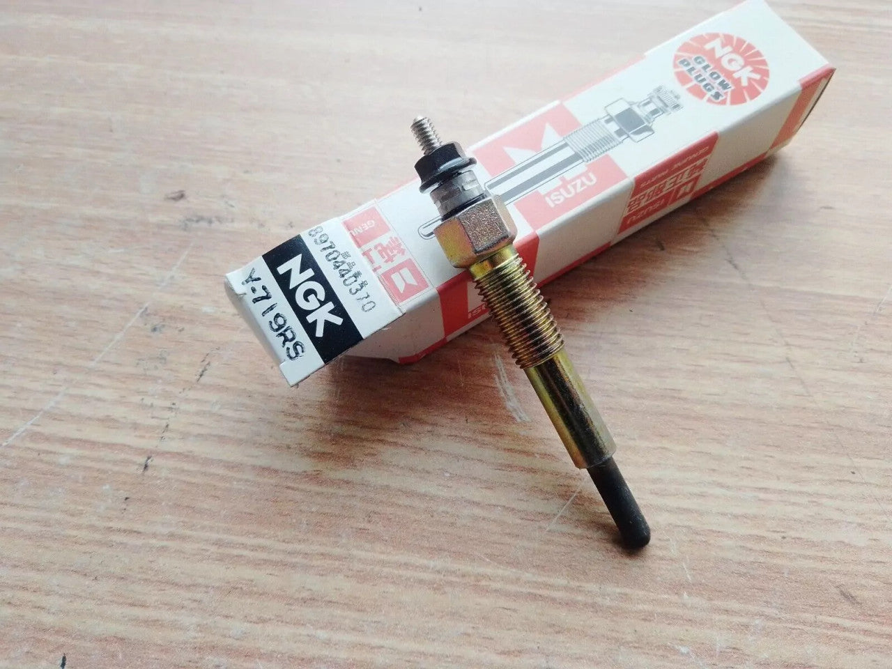 2x Glow Plug fits Isuzu Chevrolet 4JG2T 8970440370 Genuine View Front