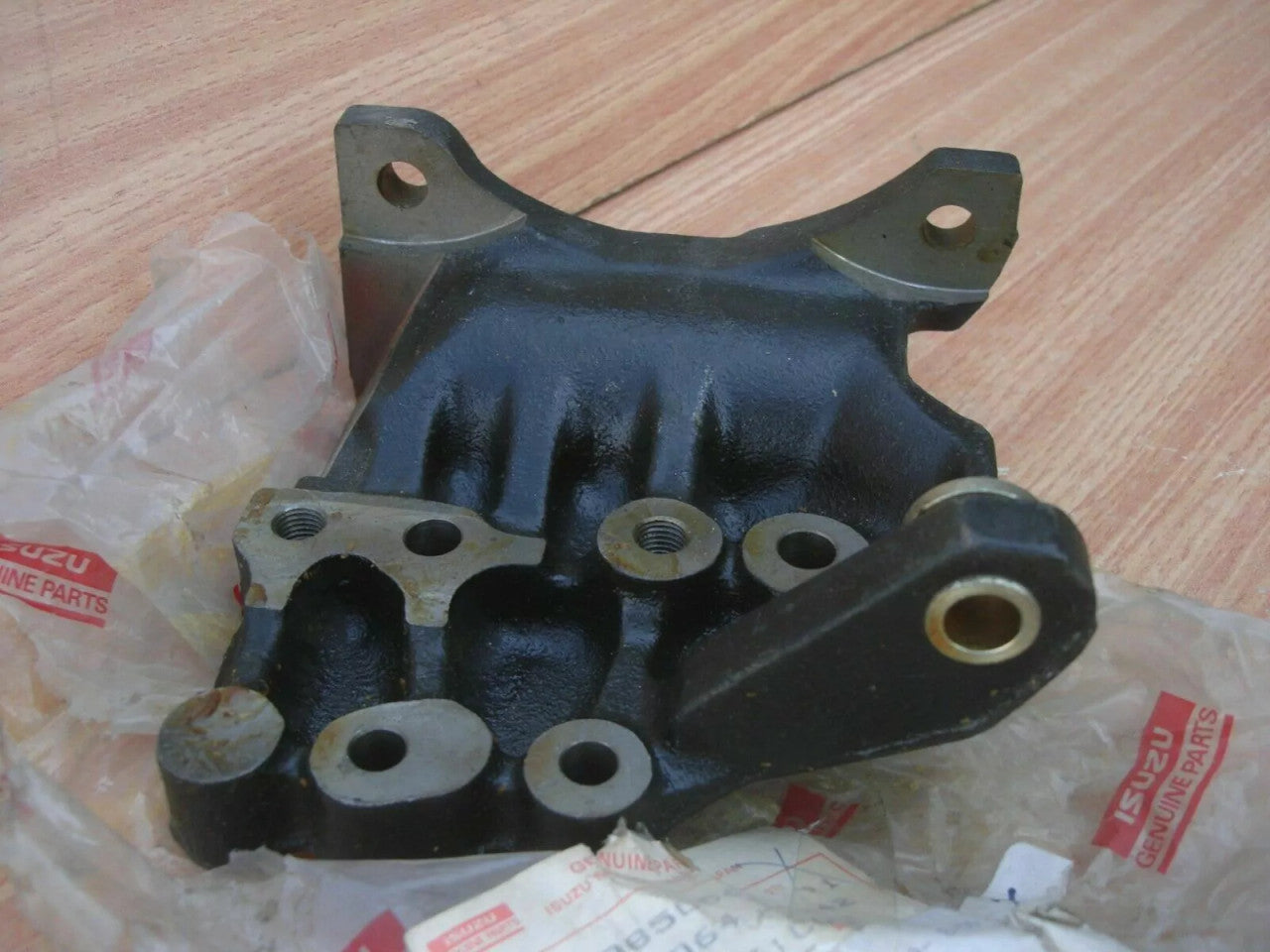 A/C Bracket fits Isuzu Pickup TF Chevrolet LUV Opel Campo 8970850640 Genuine View Right