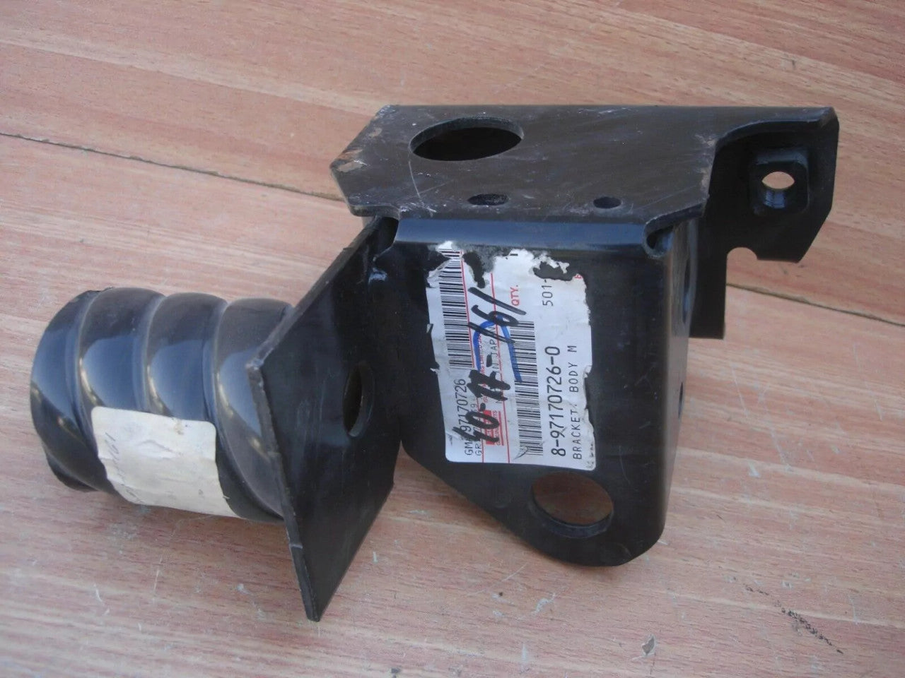 Bracket Front Right fits Isuzu Pickup TF Chevrolet LUV Opel Campo Genuine 8971707260 View Front