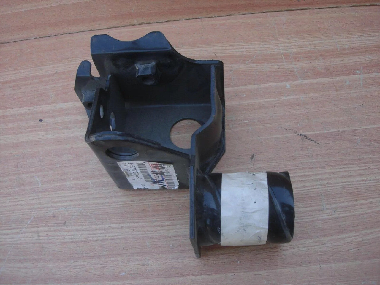 Bracket Front Right fits Isuzu Pickup TF Chevrolet LUV Opel Campo Genuine 8971707260 View Right