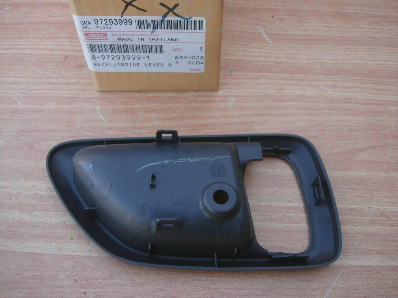 Interior Door Handle Bezel Front Right fits Isuzu Dmax D-Max TFS TFR Genuine 8972939991 View Rear