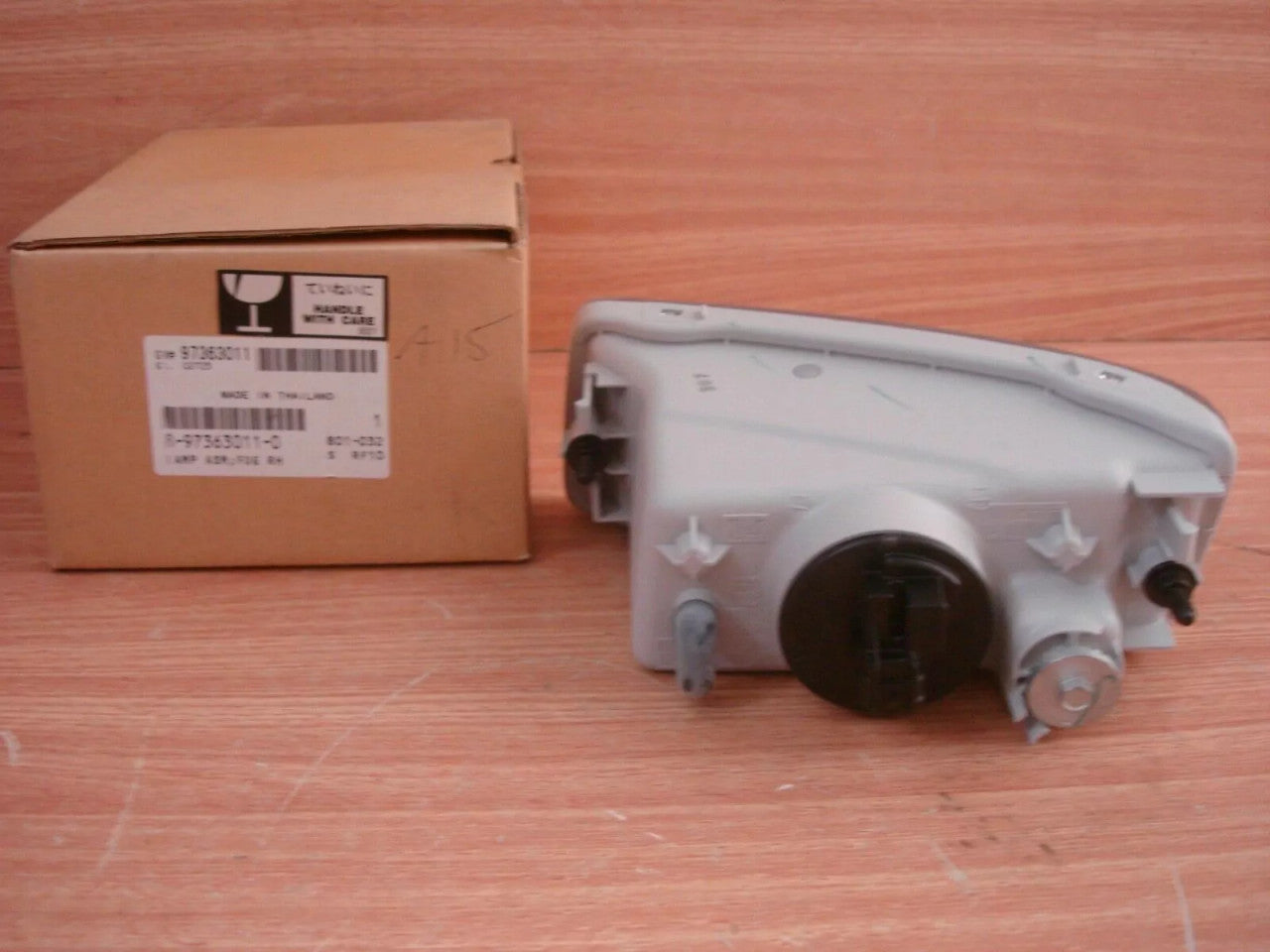Fog Light Front Right fits Isuzu Pickup TF Dmax D-Max UCS UCR 8973630110 Genuine View Rear
