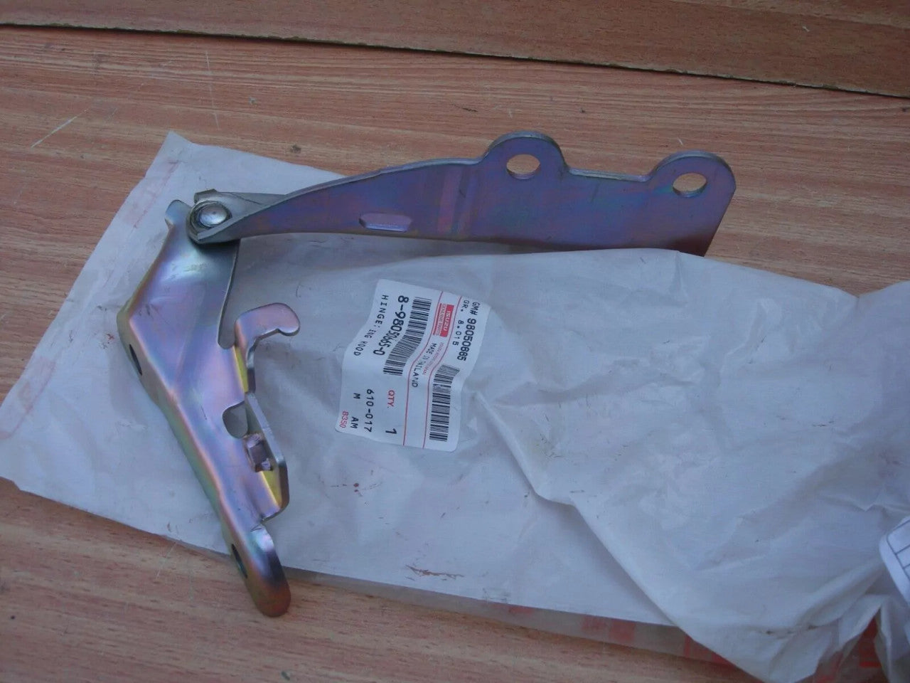 Hood Bonnet Hinge Left fits Isuzu Dmax D-Max Rodeo Denver 8980506650 Genuine View Front