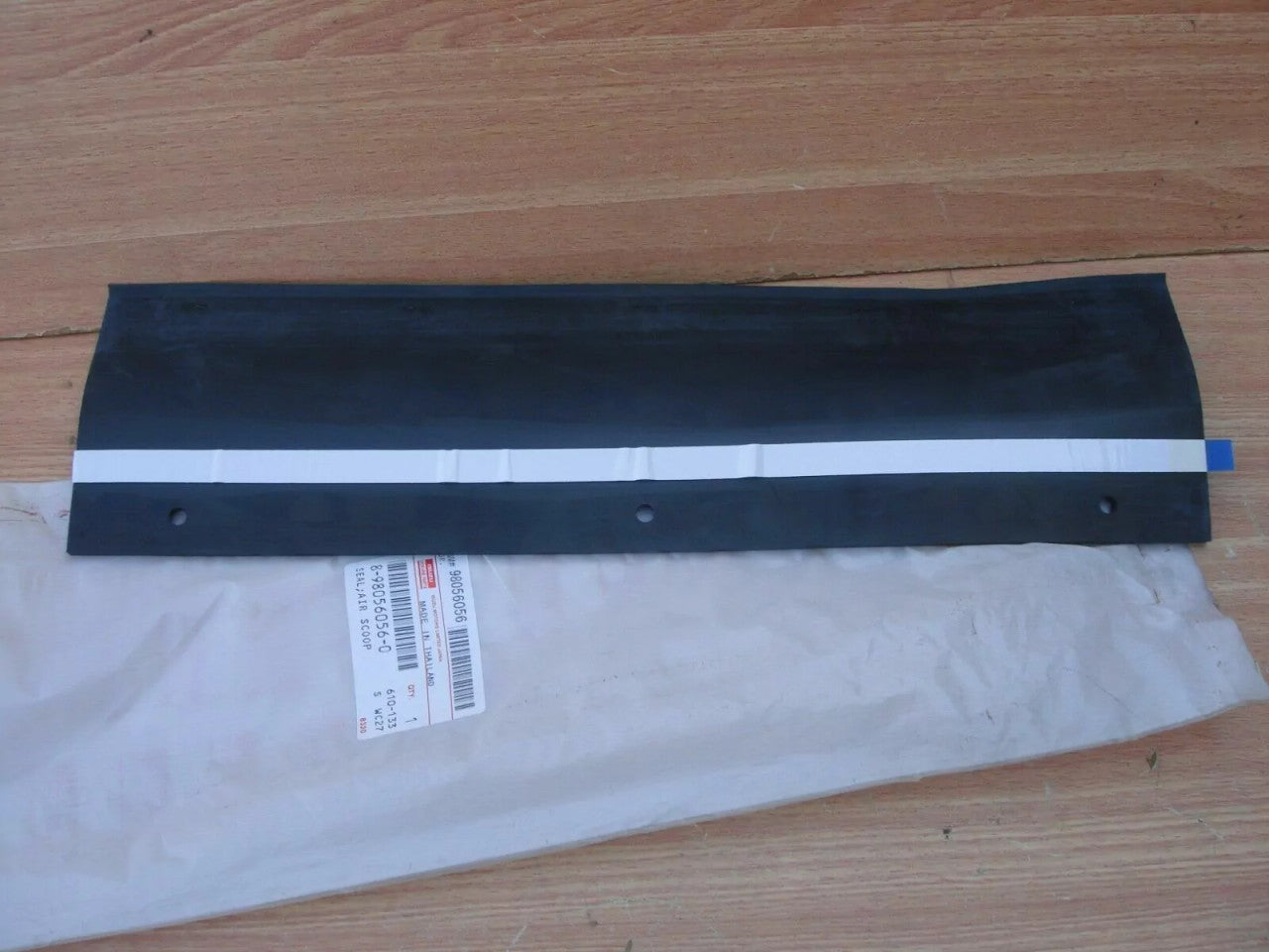 Hood Bonnet Air Scoop Seal fits Isuzu Dmax D-Max Rodeo Denver 8980560560 Genuine View Rear