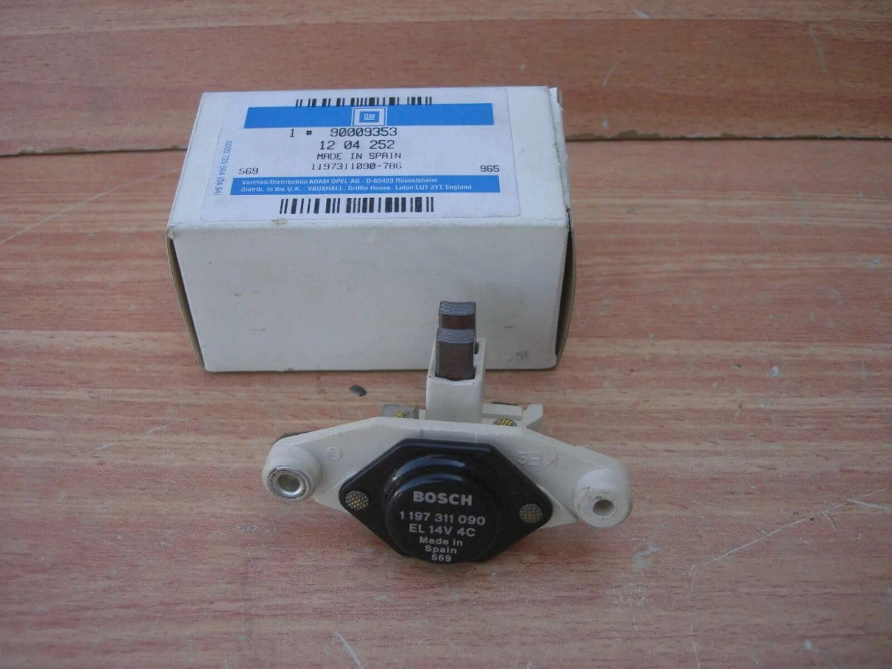 Voltage Regulator fits Opel Omega A Senator B Vauxhall Carlton Genuine 90009353 View Front