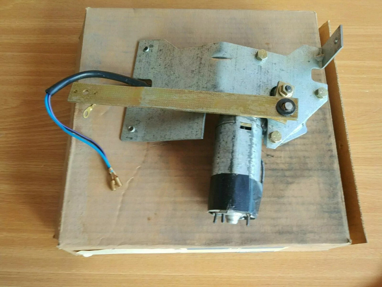 Windshield Wiper Motor Rear Window fits Opel Kadett D 90069651 Genuine View Right