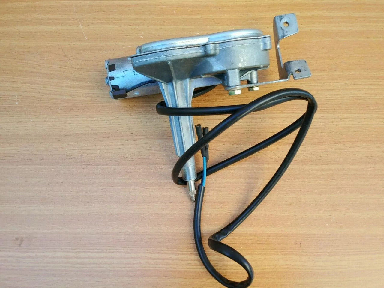 Wiper Motor Rear RHD fits Opel Kadett E Vauxhall Astra 90191167 Genuine View Left