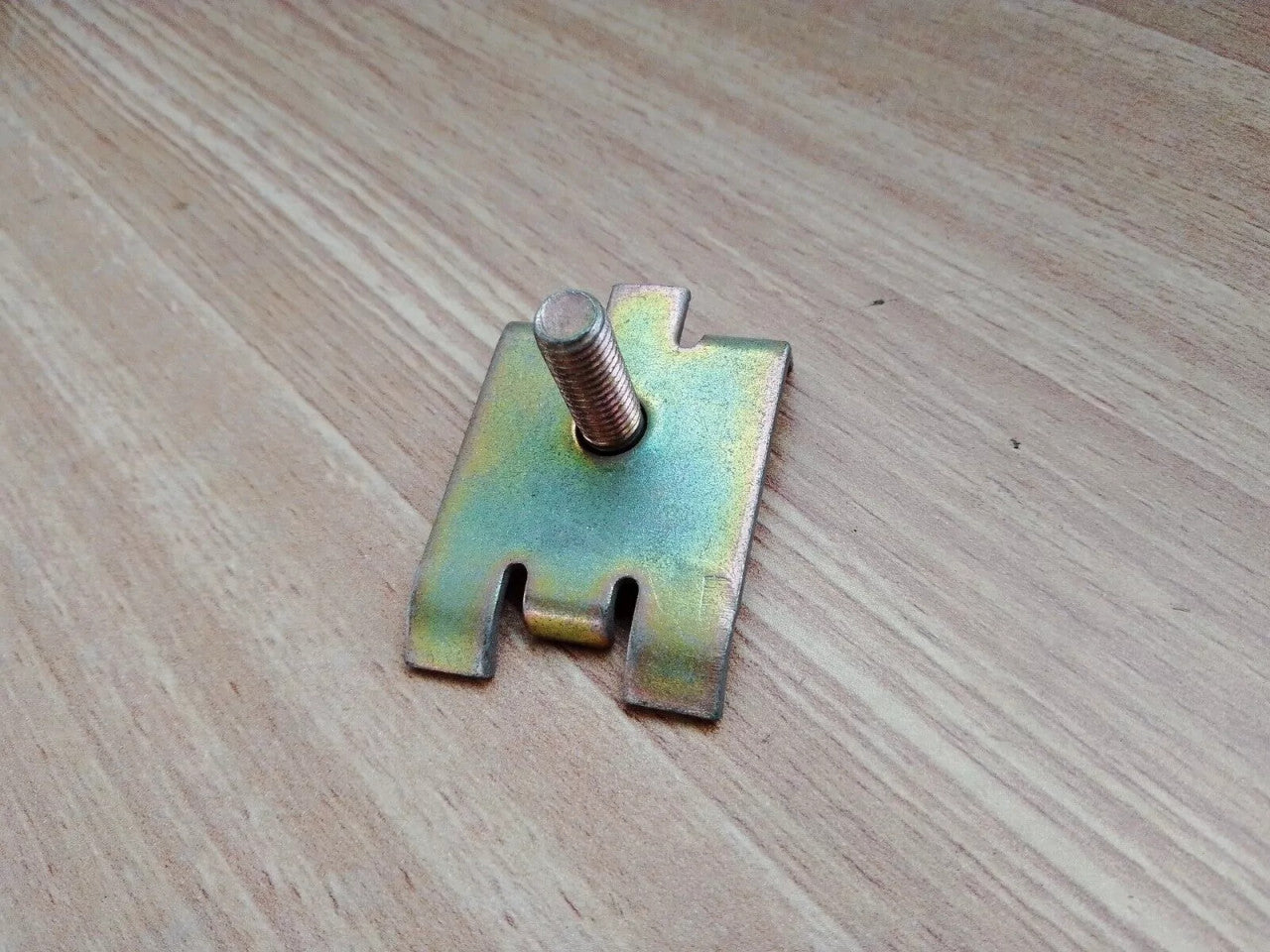 2x Bumper Retaining Plate fits Opel Vauxhall Astra F Kadett E 90191256 Genuine View Front