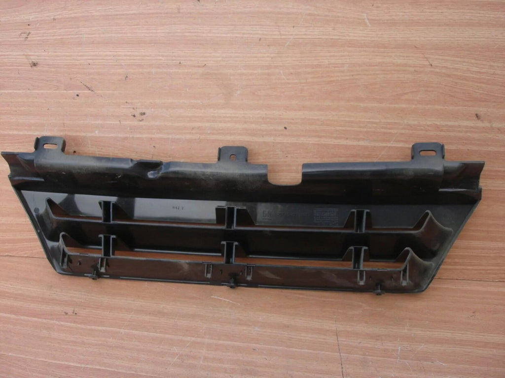 Grille Front fits Opel Omega A Vauxhall Carlton 90290054 Genuine View Rear