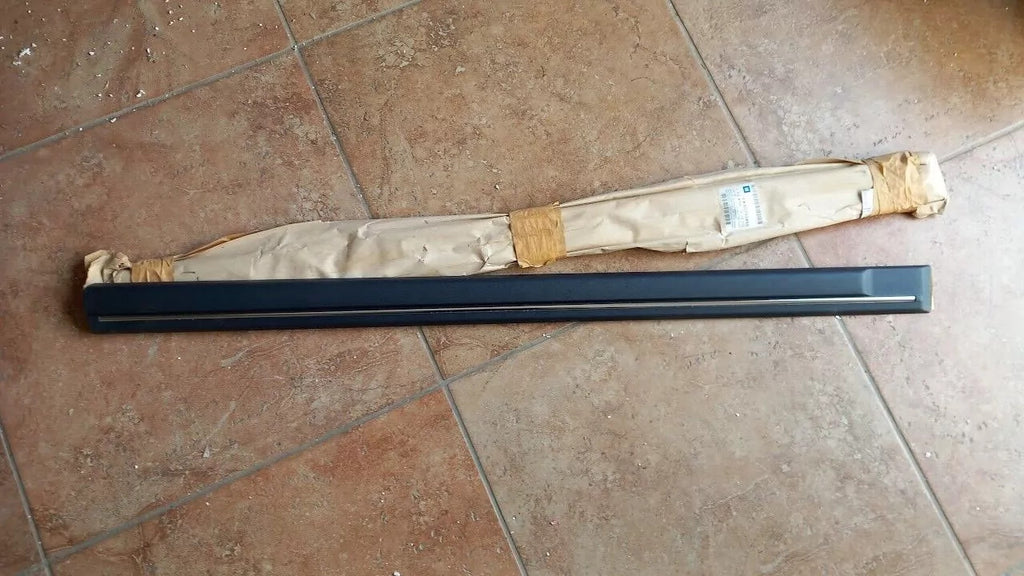 Moulding Front Right Door fits Opel Omega A Vauxhall Carlton 90290456 Genuine View Front