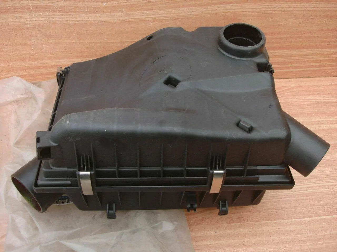 Air Filter Box fits Opel Vauxhall Astra F 1.7 Diesel Genuine 90351523 View Close Up Front