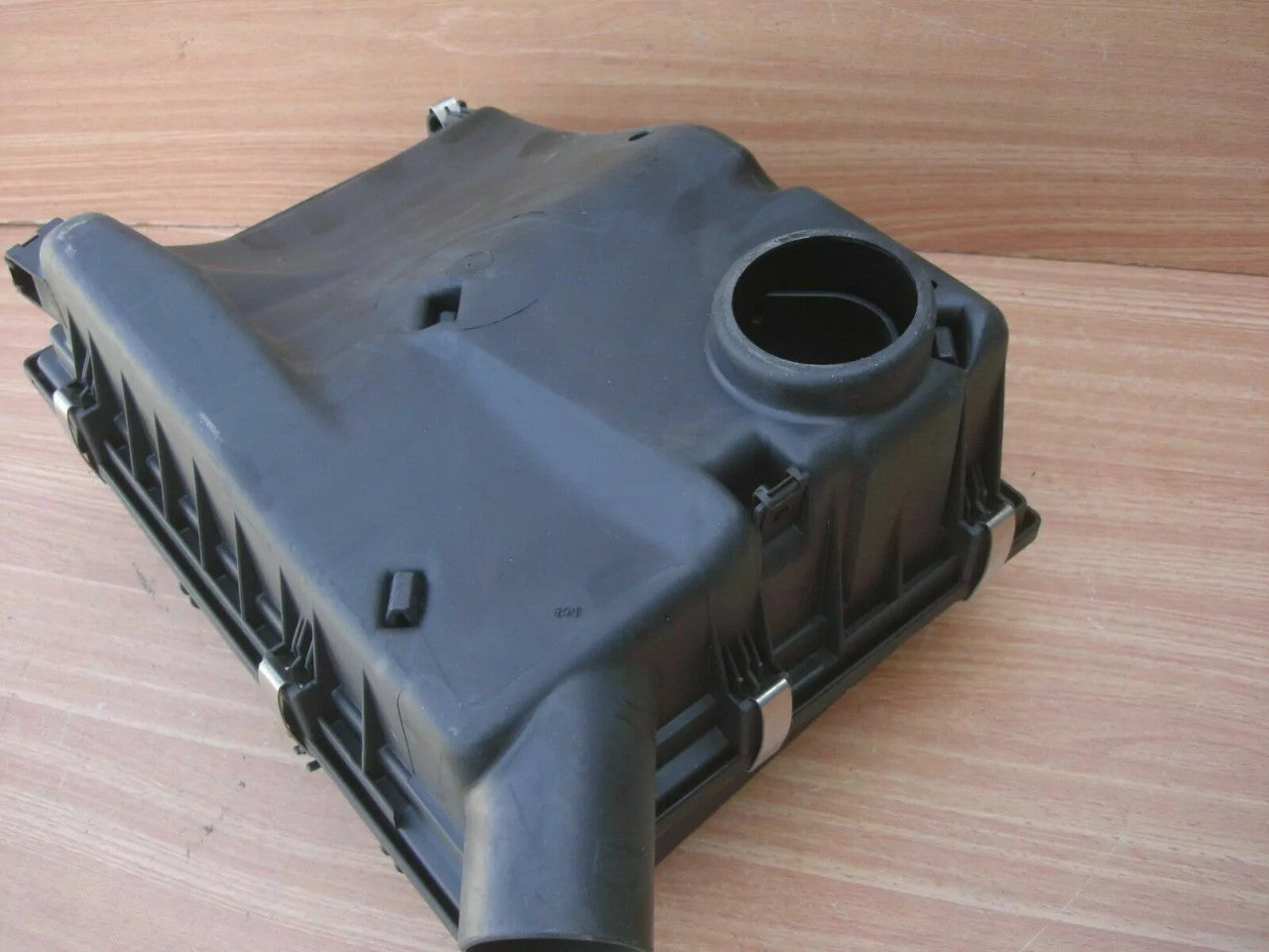 Air Filter Box fits Opel Vauxhall Astra F 1.7 Diesel Genuine 90351523 View Close Up Right