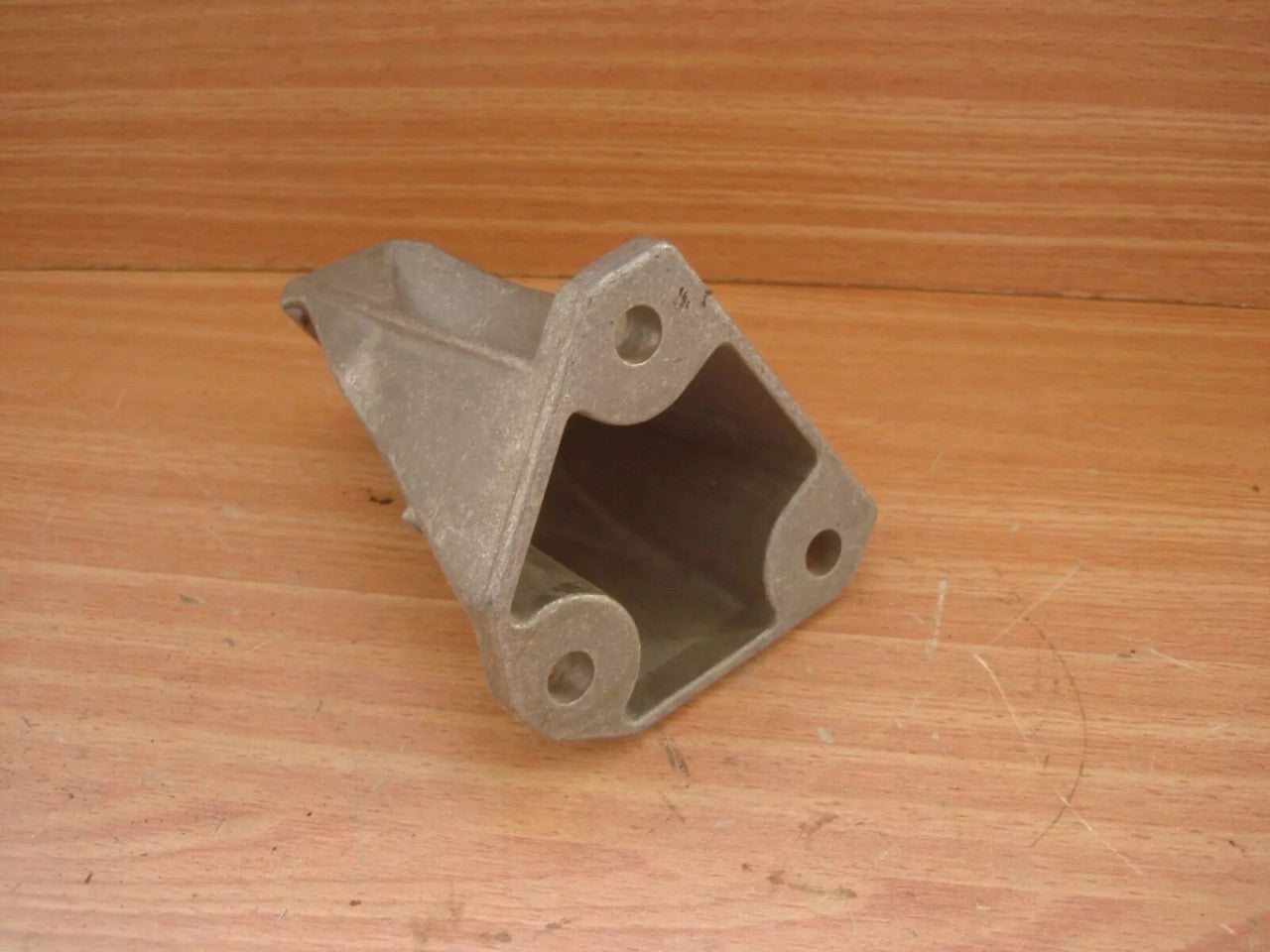 Engine Mount Bracket Right fits Opel Omega A Vauxhall Carlton 90372996 Genuine View Rear