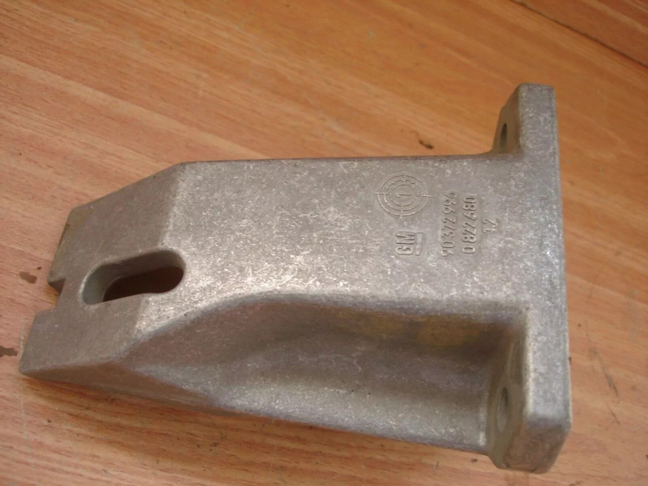Engine Mount Bracket Right fits Opel Omega A Vauxhall Carlton 90372996 Genuine View Right