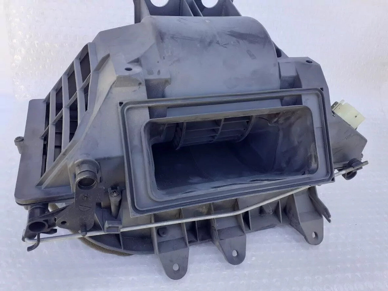 Heater Motor Housing fits Opel Vauxhall Corsa B 90386778 Genuine View Close Up Front