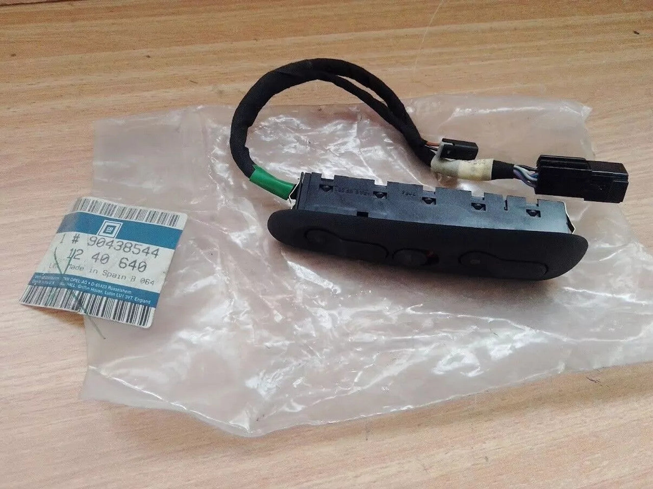 Window Switch fits Opel Vauxhall Omega B 90438544 Genuine View Front