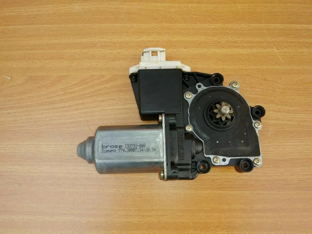 Window Motor Front Right fits Opel Vauxhall Astra F 90451152 Genuine View Rear