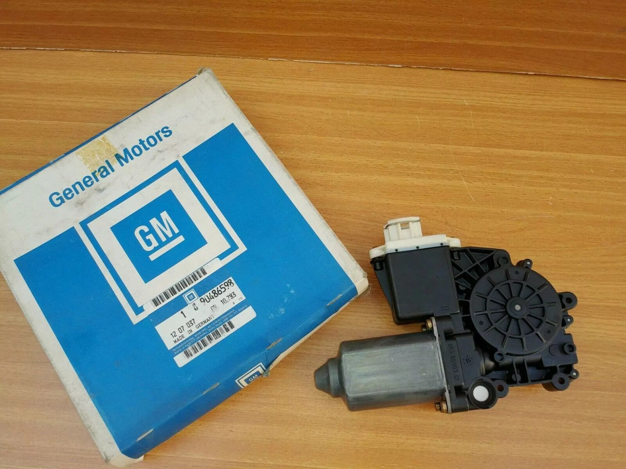 Window Motor Front Right fits Opel Vauxhall Astra F Convertible 90486598 Genuine View Front