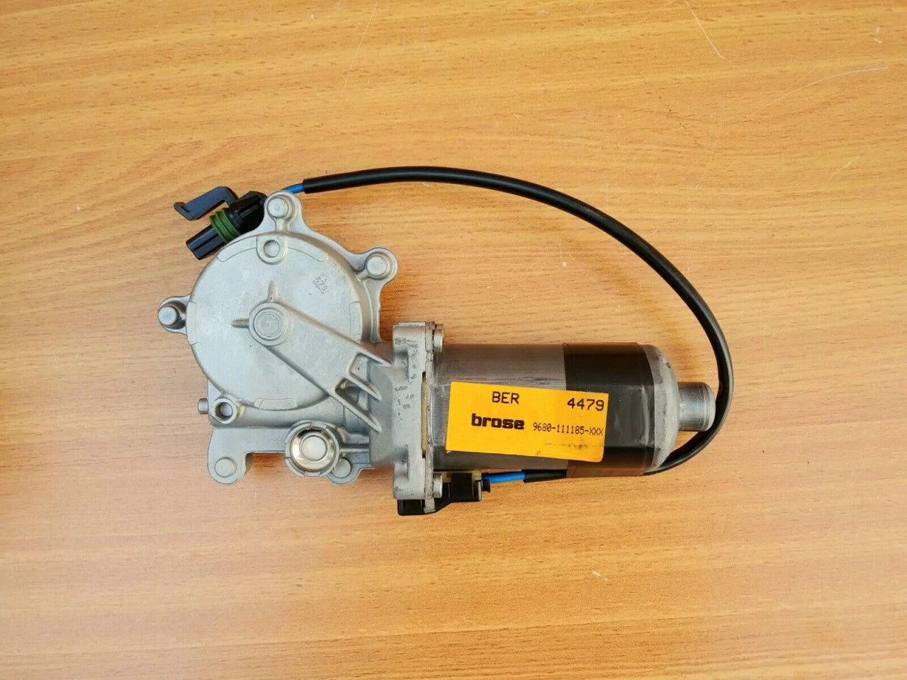 Window Motor Left RHD fits Opel Vauxhall Astra F Cabrio Convertible Genuine 90486599 View Rear