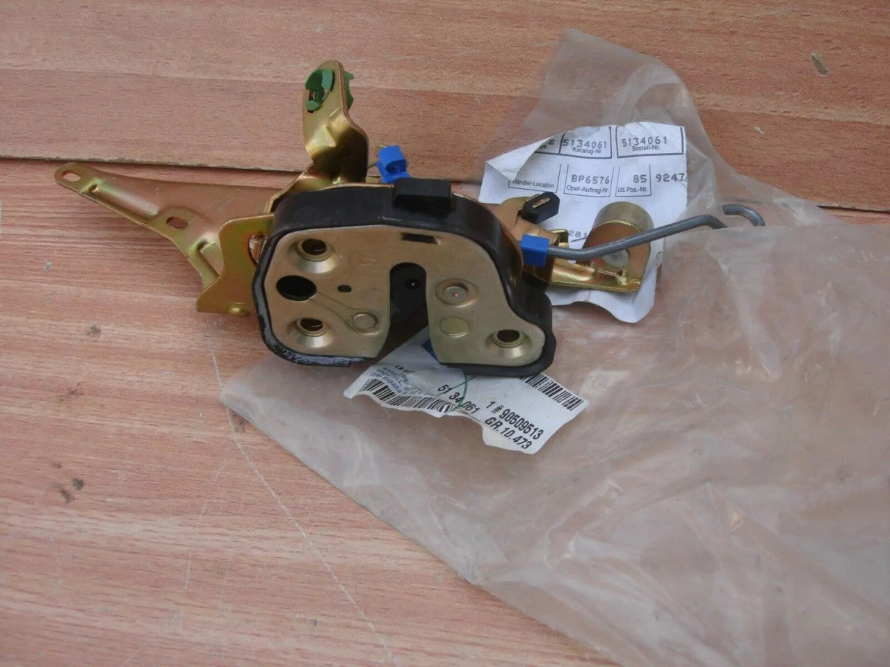 Door Lock Rear Left fits Opel Vauxhall Omega B Corsa B 90509513 Genuine View Left