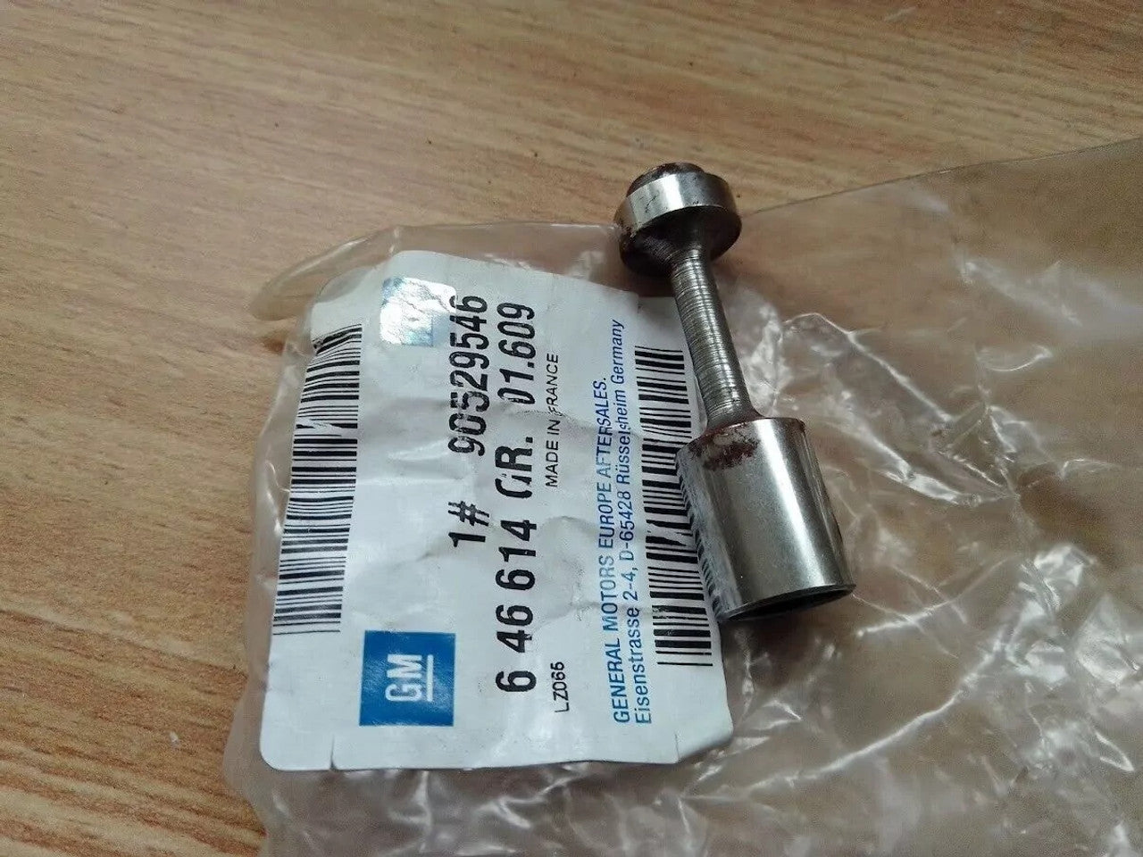 Oil Pump Regulating Pressure Valve fits Opel Vauxhall 90529546 Genuine View Front