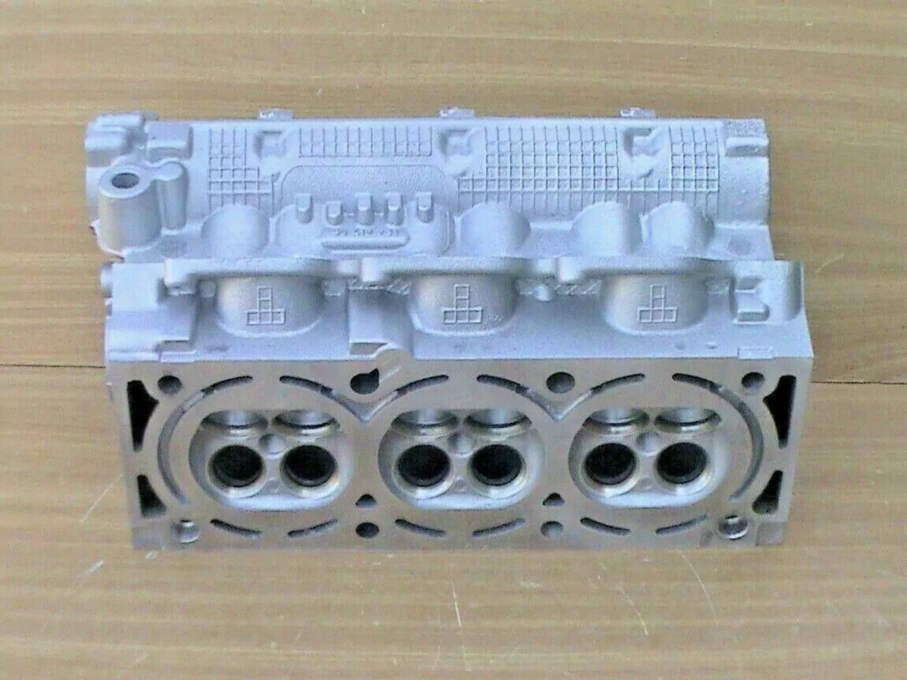 Cylinder Head fits Opel Vauxhall V6 X25XE Y26SE 90542758 Genuine View Close Up Front