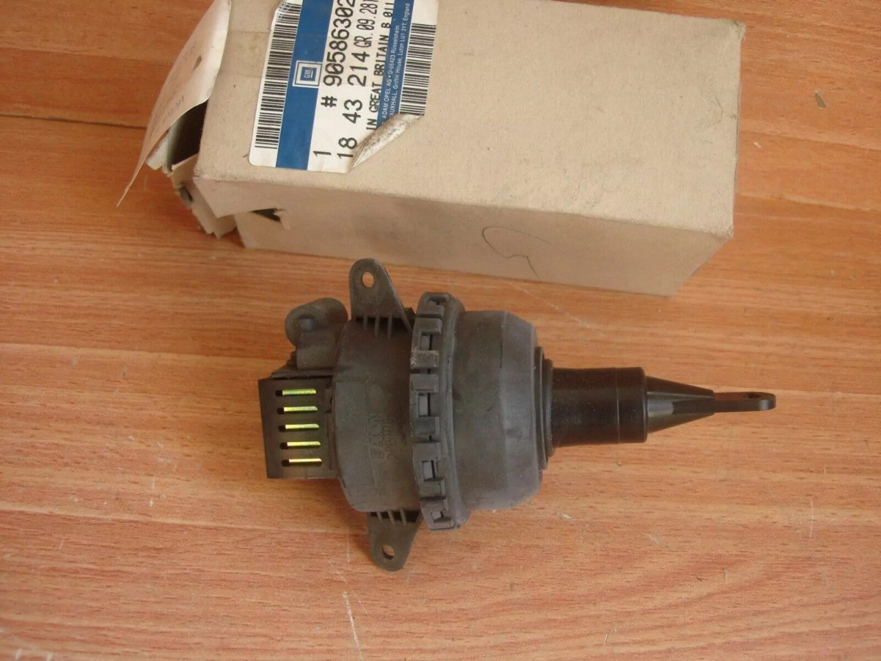 A/C Heating Vacuum Box fits Opel Vauxhall Vectra B 90586302 Genuine View Front