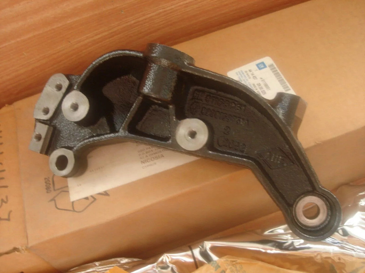 Engine Mount Bracket Left fits Opel Vauxhall Vivaro 19DTi 91168061 Genuine View Front