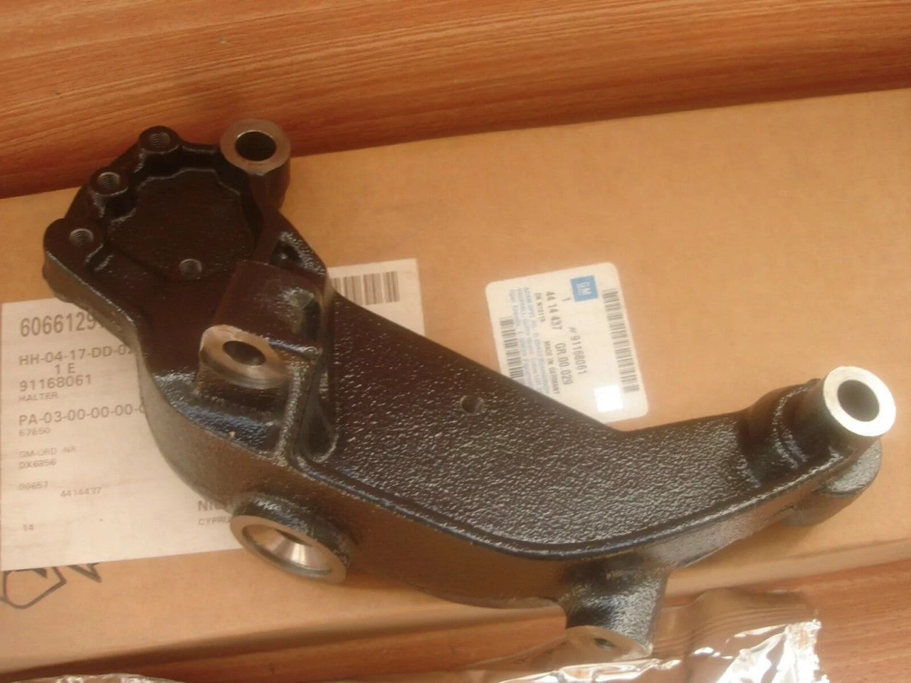 Engine Mount Bracket Left fits Opel Vauxhall Vivaro 19DTi 91168061 Genuine View Left