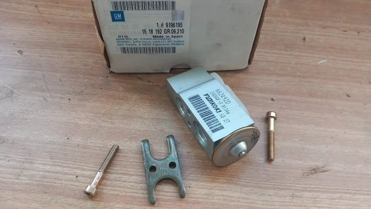 A/C Expansion Valve fits Opel Vauxhall Corsa C Tigra B 9196195 Genuine View Front