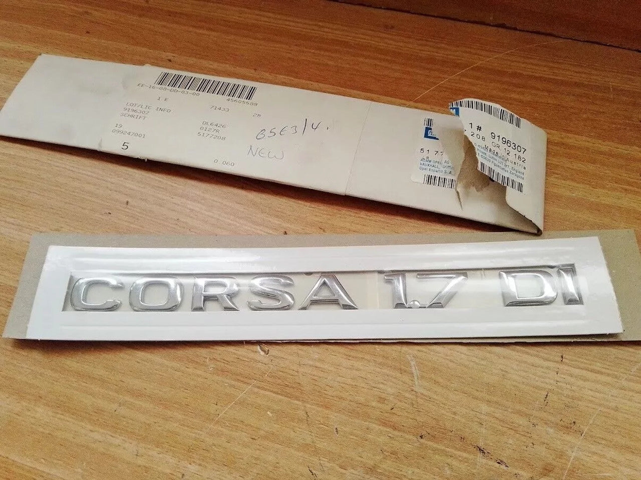 Emblem CORSA 1.7 DI fits Opel Vauxhall Corsa C 9196307 Genuine View Front