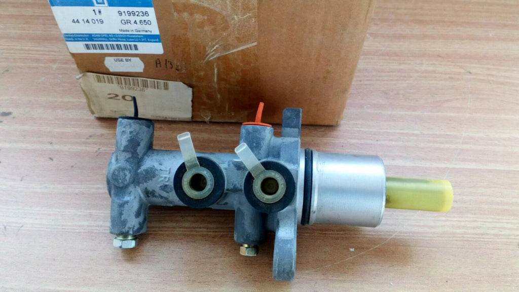 Brake Master Cylinder fits Opel Vauxhall Vivaro A Renault Trafic 25.40mm 9199236 View Front
