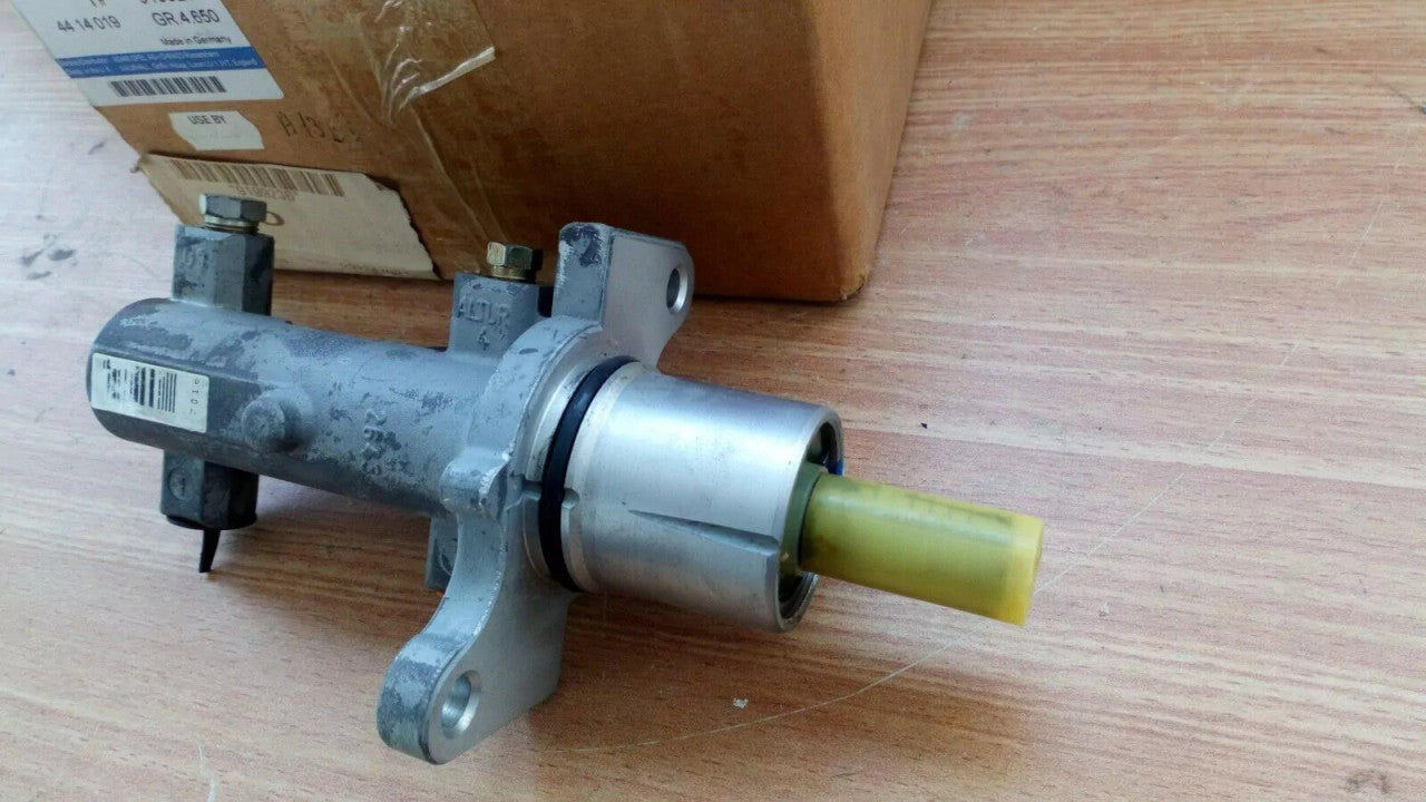 Brake Master Cylinder fits Opel Vauxhall Vivaro A Renault Trafic 25.40mm 9199236 View Right