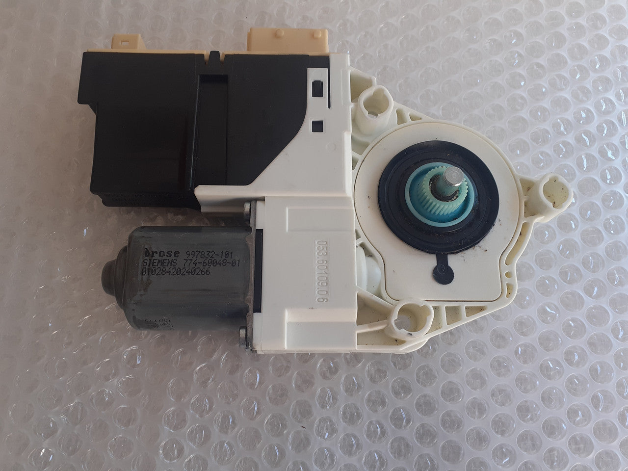 Window Motor Front Left fits Peugeot 307 9221CJ 9681587880 Genuine View Front