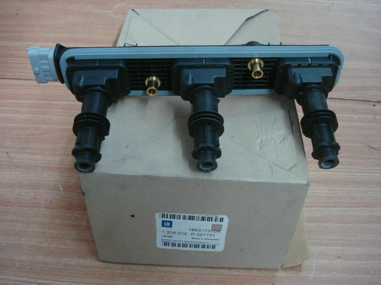 Ignition Coil Left fits Opel Vauxhall Signum Vectra C Z32SE 93173708 Genuine View Front