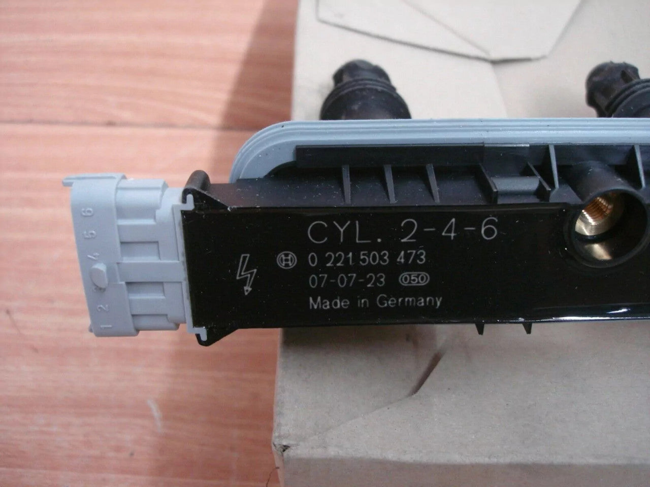 Ignition Coil Left fits Opel Vauxhall Signum Vectra C Z32SE 93173708 Genuine View Rear