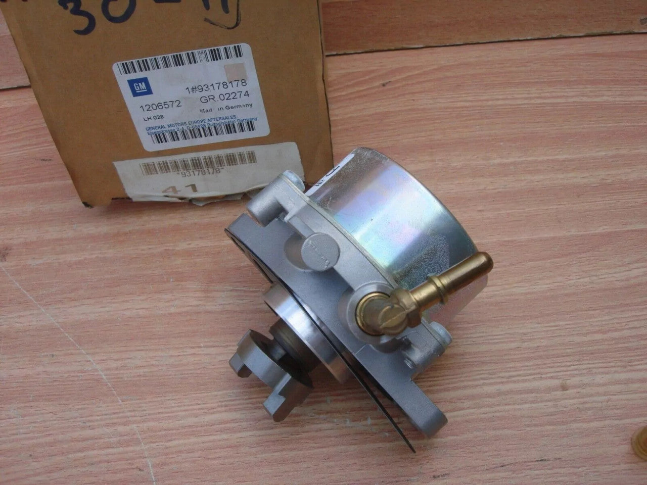 Brake Vacuum Pump fits Opel Vauxhall Tigra B Corsa C D Agila A B Meriva A 93178178 View Left
