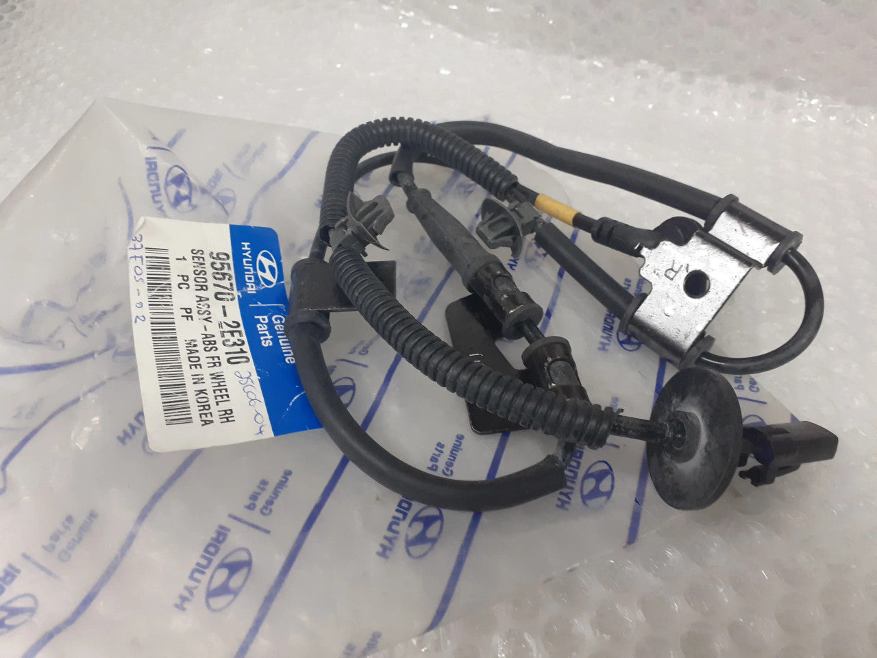 ABS Wheel Speed Sensor Front Right fits Hyundai Tucson 956702E310 Genuine View Rear