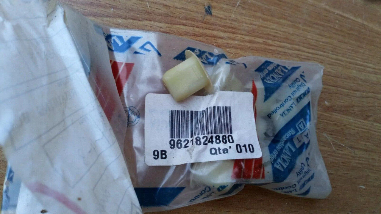 5x Interior Plastic Clip fits Fiat 9621824880 Genuine View Front