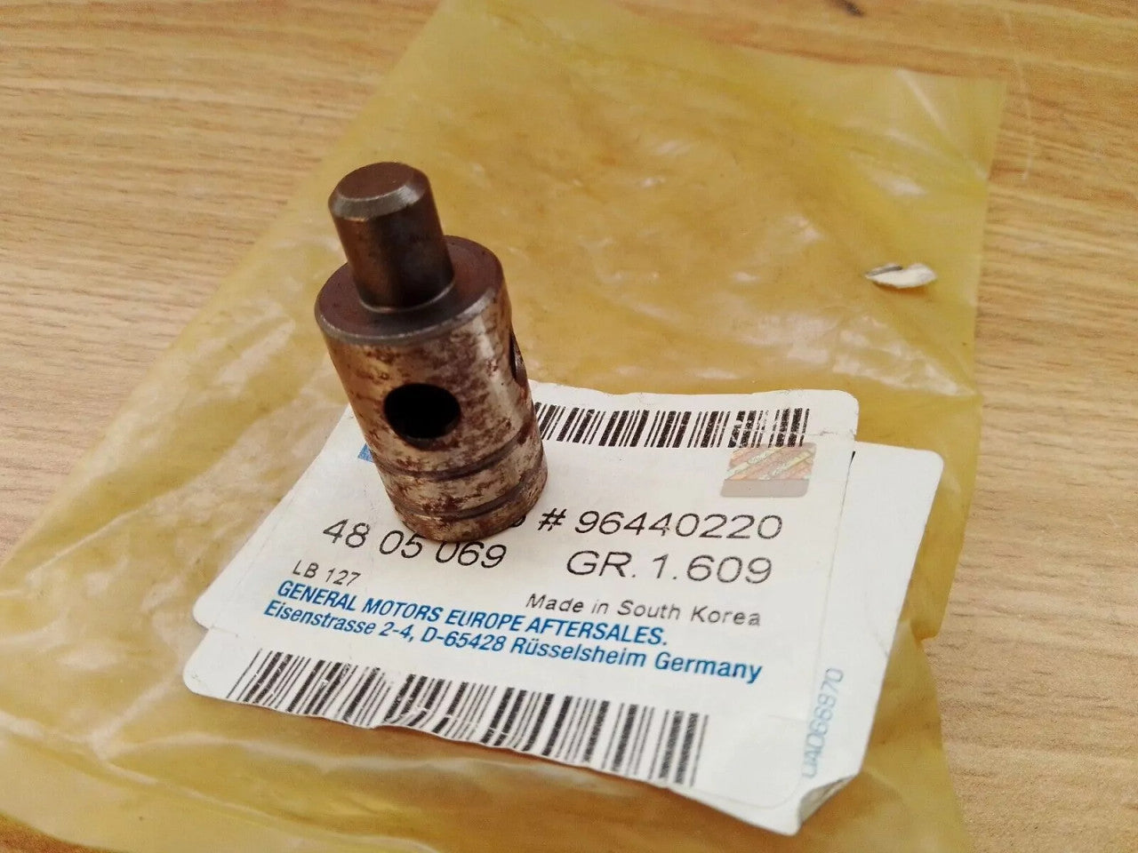 Oil Pressure Relief Valve fits Opel Vauxhall Antara Z20 Diesel 96440220 Genuine View Front