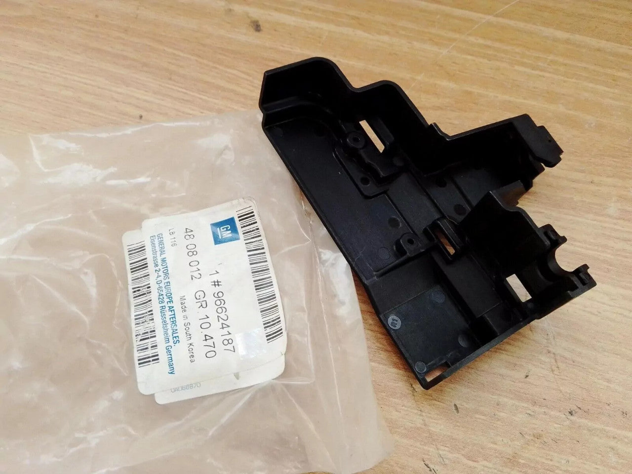 Rear Door Lock Right Cover fits Opel Vauxhall Antara 96624187 Genuine View Front
